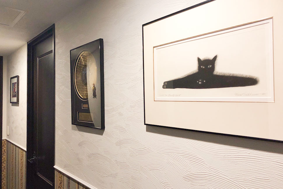 実家には常に12点ほど絵画を飾っている