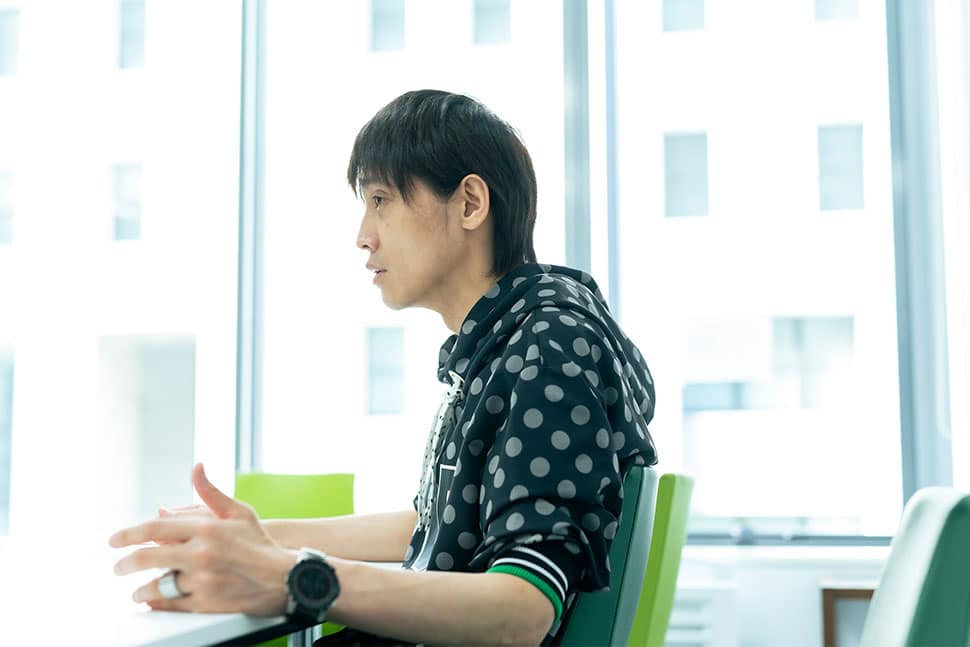 集めた本やDVD・Blu-rayを並べた民泊を始めたいと語る吉田さん