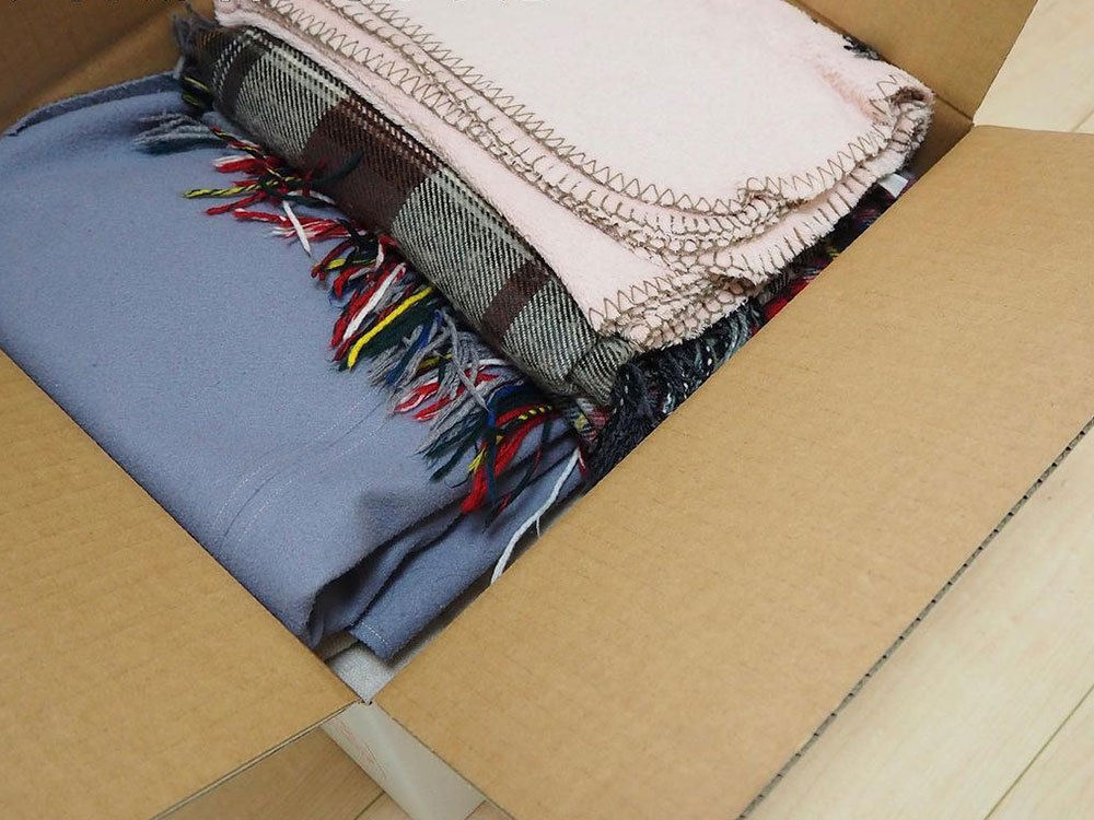 服やブランケットなど、かさばるモノをサマリーポケットで保管