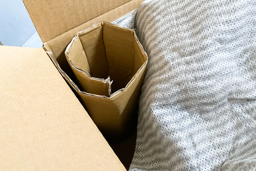 荷造りの隙間は段ボールを丸めたものを入れる