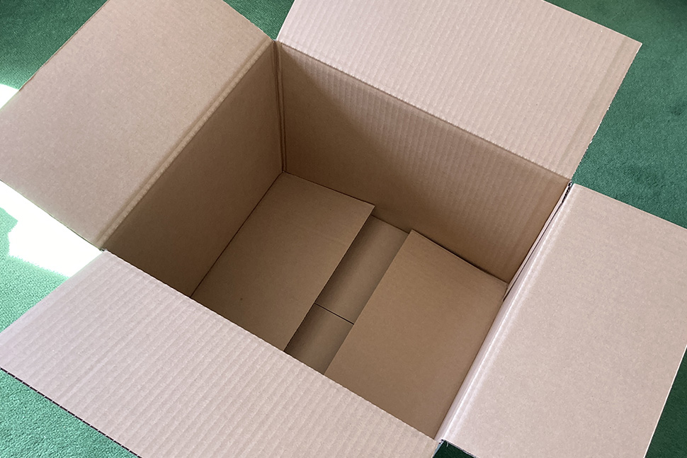 モノを詰めるために専用ボックスを組み立て