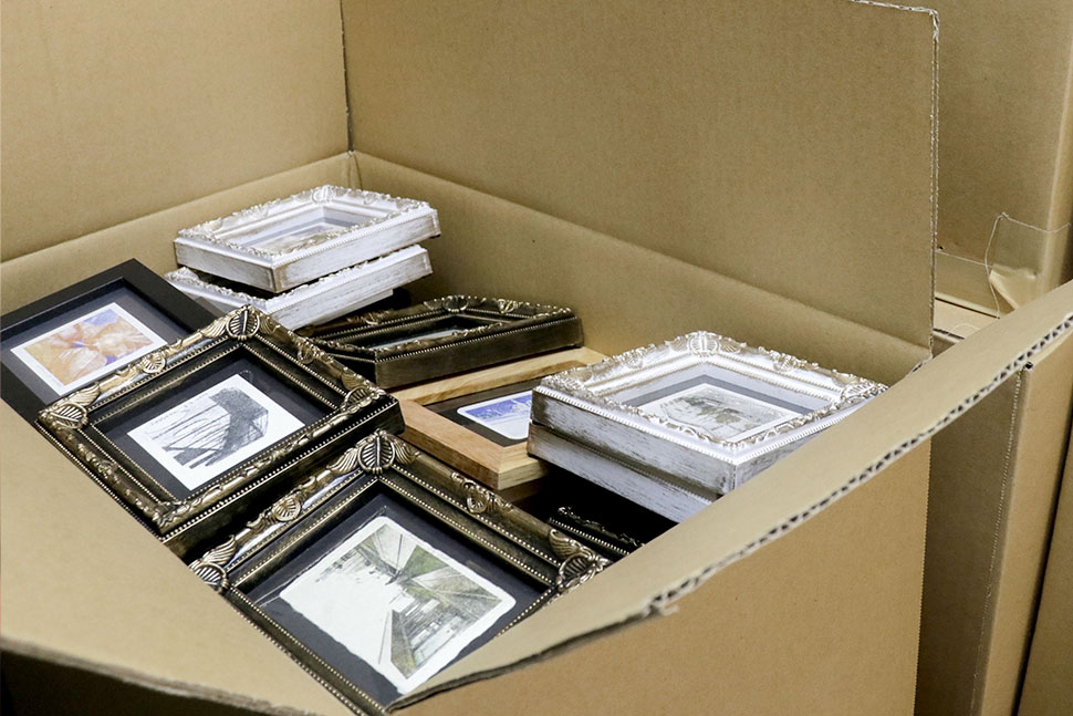 これまで制作した大量の作品が部屋に置いてある