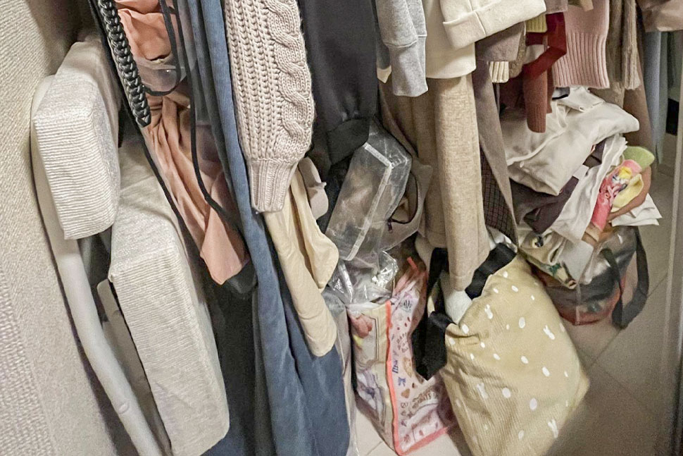 衣類と様々なアイテムでいっぱいのクローゼットは風通しがよくなくカビに悩まされがち