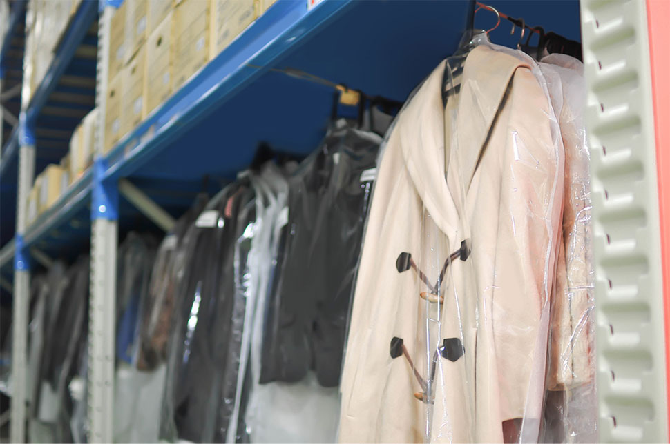 箱に入れたままではなく、ハンガーでの保管も依頼できるので丈が長い服も安心