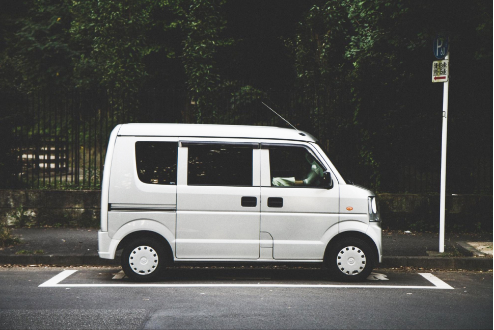 レンタカーやカーシェアは借りる日程や車体によって金額が大きく異なるので注意