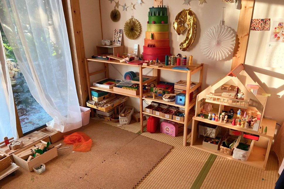 「児童館みたい」とよく言われた、おもちゃたち。積み木など木製のモノが多い