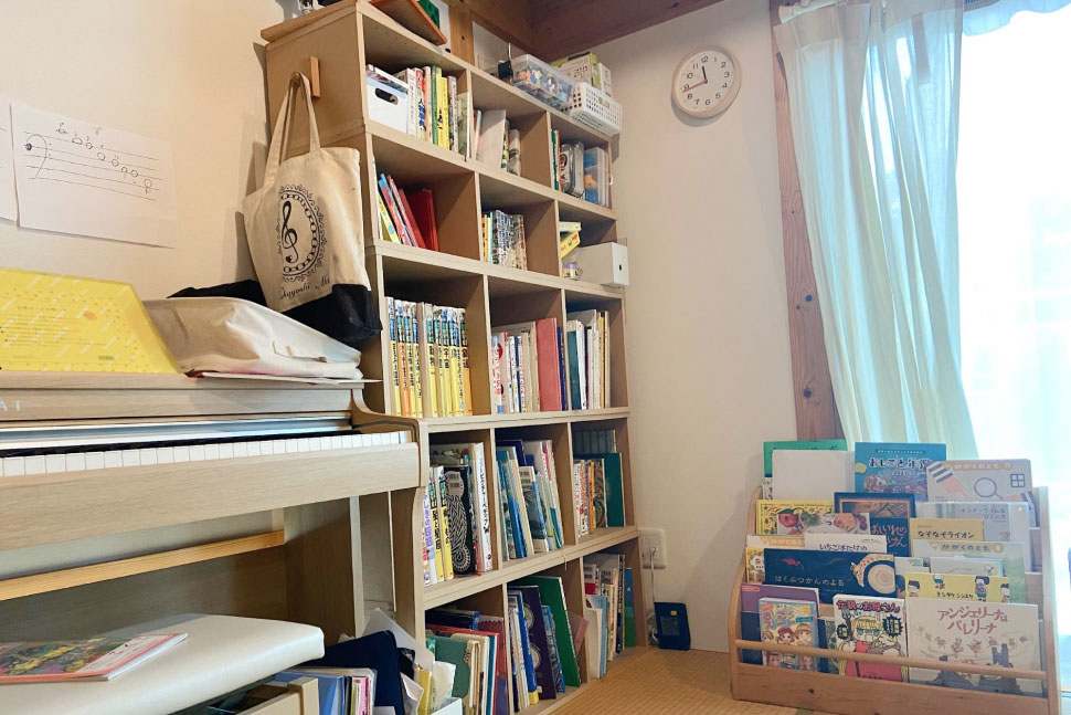 引っ越し前の写真。本や図鑑なども多い。どうしようと頭を抱えていました