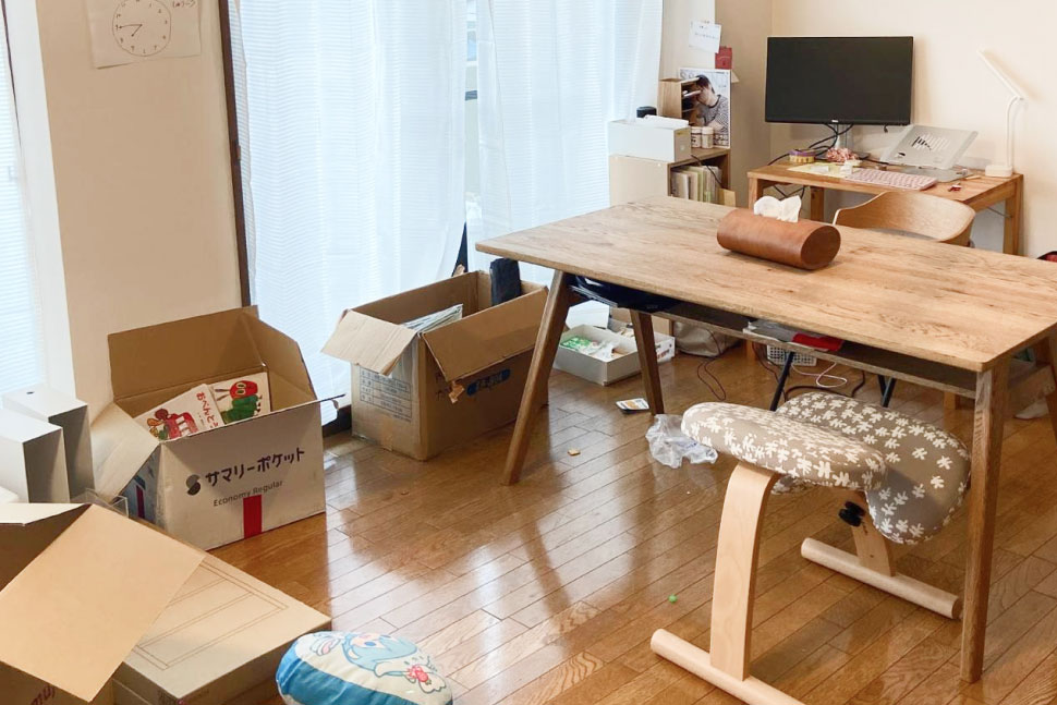 家具や家電が少しずつ届く特殊な引っ越し。これ、家を建てた人もこんな感じですよね。大変だ……