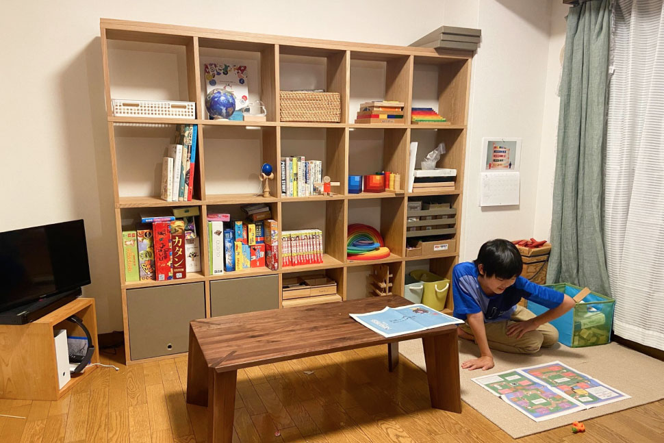 リビングに壁面棚を置いた。ボードゲームや本、飾っても可愛い積み木などを並べた
