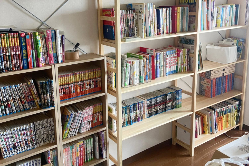 本を集めた「本の部屋」漫画や図鑑、児童書、絵本、仕事の本が並んでいます。今はリビングなど家のあちこちに子どもたちが持ち出した本が散らばっていますが、本を手に取ってくれるのであればと、見守り中