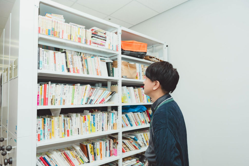 様々なジャンルの本がとりあえず詰め込まれている状態の本棚