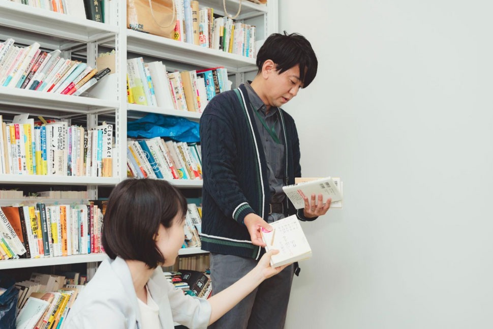 本棚から全て取り出して1冊ずつ仕分け
