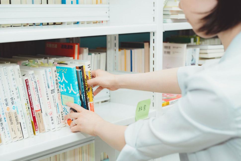 よく使うジャンルの本は、手に取りやすい場所に収納