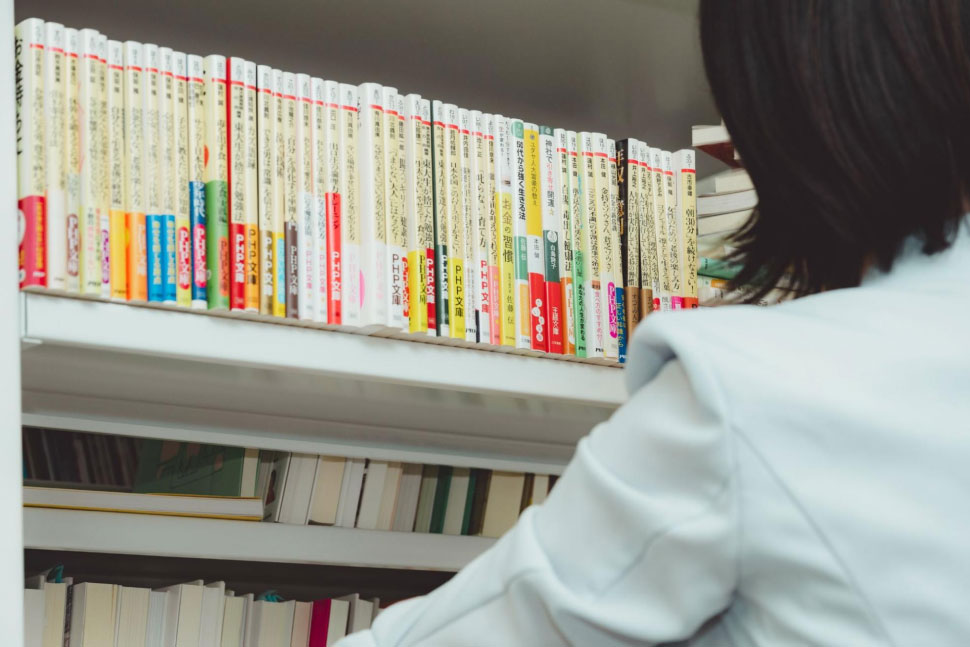 サイズが固定の本は可動式の棚の高さをきちんと調整して、無駄なく収納