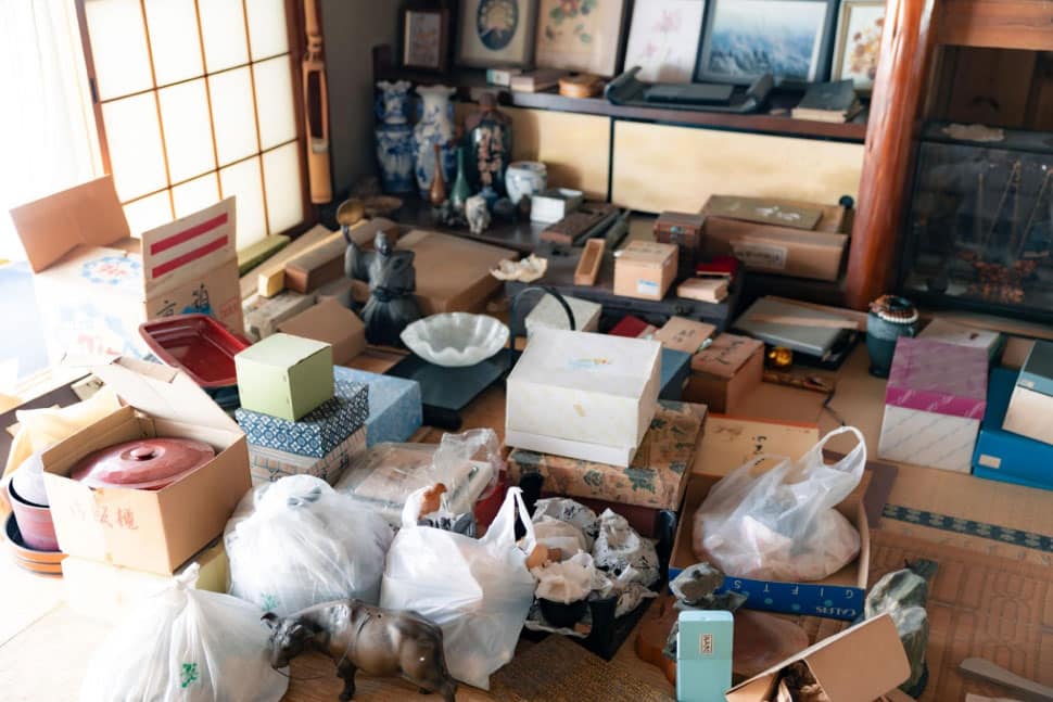 まずは広い部屋にモノをどんどんと出して仕分けを進めることに